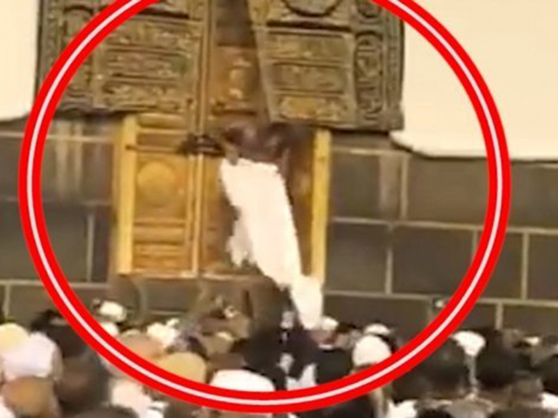 اضغط لمشاهدة الفيديو: حاج يحاول فتح باب الكعبة بالقوة!